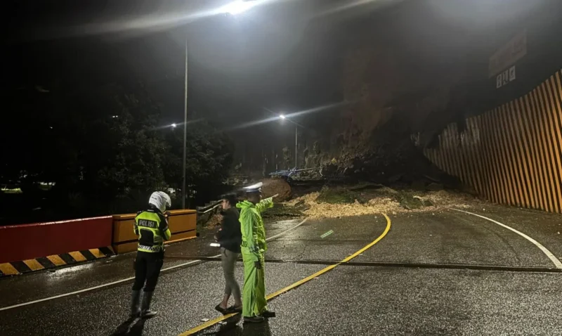 Longsor di Kelok 9 Limapuluh Kota menutup jalur utama Sumbar–Riau, Kamis malam (18/9/2025). (Foto: Satlantas Polres Limapuluh Kota)