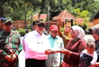 Wali Kota Hendri Arnis menyerahkan MBG secara simbolis kepada ibu hamil, Senin (15/9/2025). (Foto: Kominfo Padang Panjang)