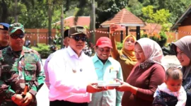 Wali Kota Hendri Arnis menyerahkan MBG secara simbolis kepada ibu hamil, Senin (15/9/2025). (Foto: Kominfo Padang Panjang)