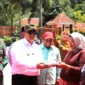 Wali Kota Hendri Arnis menyerahkan MBG secara simbolis kepada ibu hamil, Senin (15/9/2025). (Foto: Kominfo Padang Panjang)