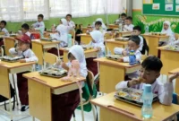 Pelajar SD Semen Padang sedang menikmati Makan Bergizi Gratis, Senin (15/9/2025). (Foto: Diskominfo Padang)