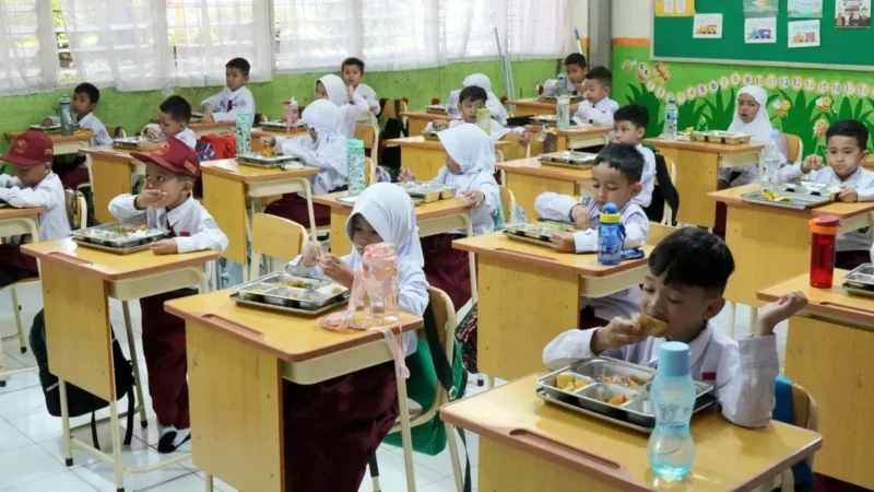 Pelajar SD Semen Padang sedang menikmati Makan Bergizi Gratis, Senin (15/9/2025). (Foto: Diskominfo Padang)