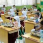 Pelajar SD Semen Padang sedang menikmati Makan Bergizi Gratis, Senin (15/9/2025). (Foto: Diskominfo Padang)