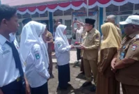 Wakil Wali Kota Padang Maigus Nasir membagikan MBG di SMPN 22 Padang, Senin (15/9/2025). (Foto: Diskominfo Padang)