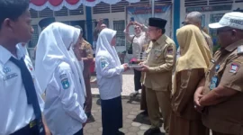 Wakil Wali Kota Padang Maigus Nasir membagikan MBG di SMPN 22 Padang, Senin (15/9/2025). (Foto: Diskominfo Padang)