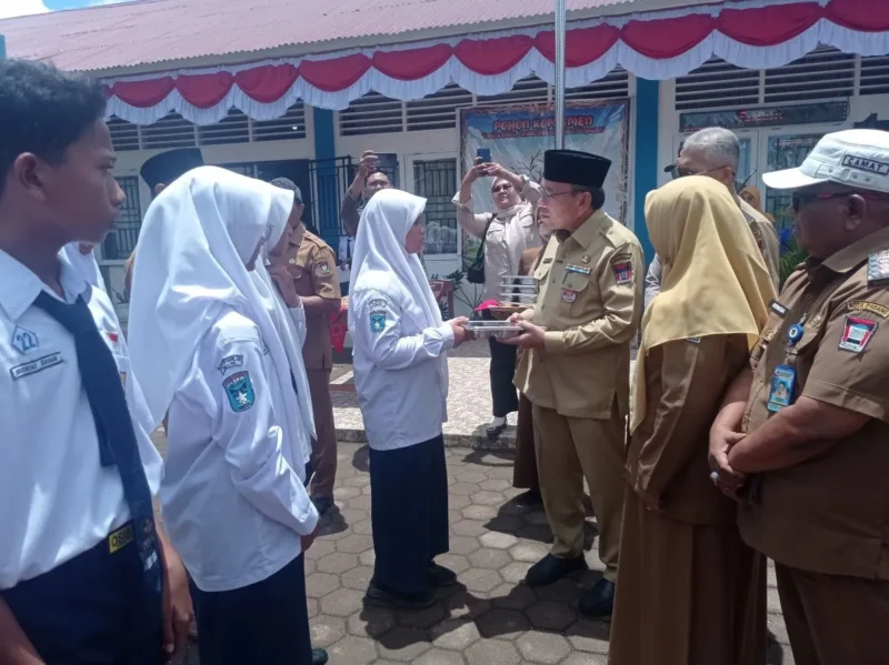 Wakil Wali Kota Padang Maigus Nasir membagikan MBG di SMPN 22 Padang, Senin (15/9/2025). (Foto: Diskominfo Padang)