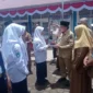 Wakil Wali Kota Padang Maigus Nasir membagikan MBG di SMPN 22 Padang, Senin (15/9/2025). (Foto: Diskominfo Padang)