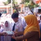 Wakil Wali Kota Padang, Maigus Nasir menyerahkan MBG kepada siswa di SMPN 30 Padang, Senin (15/9/2025). (Foto: Diskominfo Padang)
