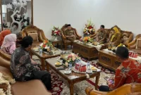 Pengurus MKKS SMP Swasta Padang bersilaturahmi dengan Wakil Wali Kota Padang, Maigus Nasir di Rumah Dinas Wakil Wali Kota, Selasa (5/8/2025). (Foto: FB Diskominfo Padang)