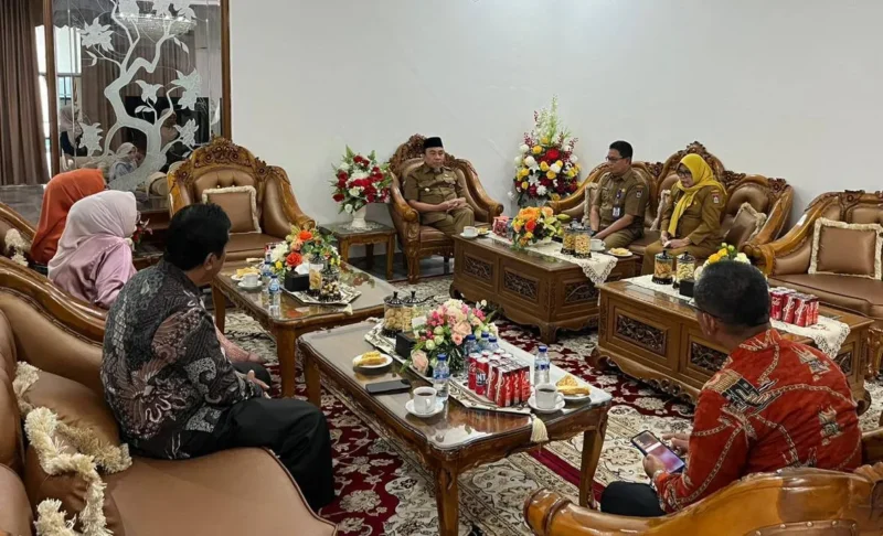 Pengurus MKKS SMP Swasta Padang bersilaturahmi dengan Wakil Wali Kota Padang, Maigus Nasir di Rumah Dinas Wakil Wali Kota, Selasa (5/8/2025). (Foto: FB Diskominfo Padang)