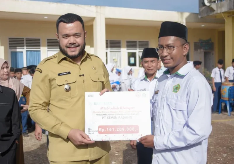 Wali Kota Padang Fadly Amran menyerahkan bantuan operasional dari PT Semen Padang untuk MTsS Luki, Senin (15/9/2025). (Foto: Prokopim Padang)