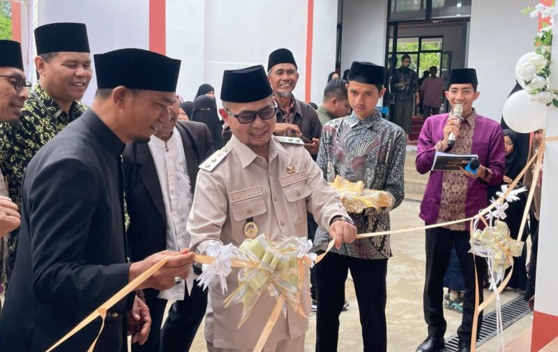Wakil Wali Kota Bukittinggi, Ibnu Asis meresmikan gedung baru Ma’had Tahfidzul Qur’an Ibnu Katsir, Kamis (4/9/2025). (Foto: Pemko Bukittinggi)