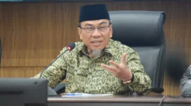 Wakil Wali Kota Padang Maigus Nasir memimpin Rapat Pembubaran Panitia Raker dan Konsolidasi Organisasi DMI Padang di Ruang Abu Bakar Ja'ar, Balai Kota Padang Aie Pacah, Sabtu (6/9/2025). (Foto: Prokopim Padang)
