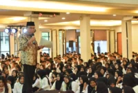 Wakil Wali Kota Padang, Maigus Nasir menjadi keynote speaker pada kegiatan PKKMB UBH 2025 di Convention Hall Kampus I UBH, Kamis (11/9/2025). (Foto: Prokopim Padang)