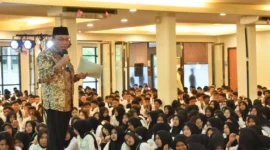 Wakil Wali Kota Padang, Maigus Nasir menjadi keynote speaker pada kegiatan PKKMB UBH 2025 di Convention Hall Kampus I UBH, Kamis (11/9/2025). (Foto: Prokopim Padang)