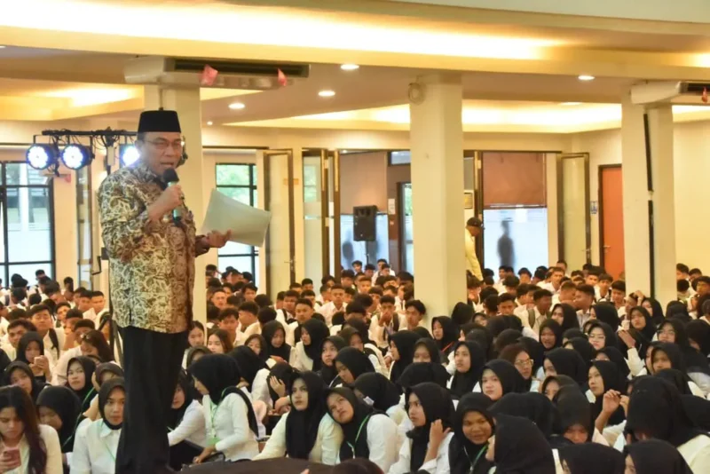 Wakil Wali Kota Padang, Maigus Nasir menjadi keynote speaker pada kegiatan PKKMB UBH 2025 di Convention Hall Kampus I UBH, Kamis (11/9/2025). (Foto: Prokopim Padang)
