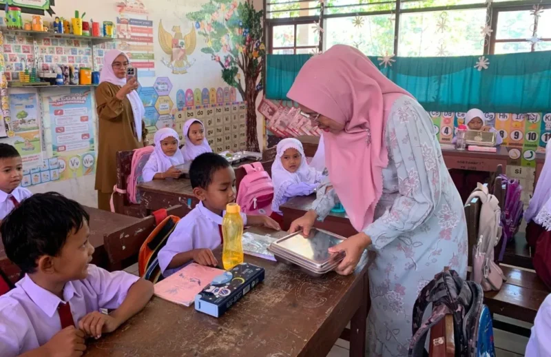 Ketua TP-PKK Ny. Sifrowati Yulianto membagikan makanan bergizi kepada siswa SDN 05 Pasaman. (Foto: Diskominfo Pasbar)