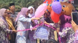 Wakil Bupati Dharmasraya, Leli Arni membuka kegiatan Manasik Haji TK/RA Islam Bhakti se-Kabupaten Dharmasraya di Koto Baru, Kamis (4/9). (Foto: Pemkab Dharmasraya)