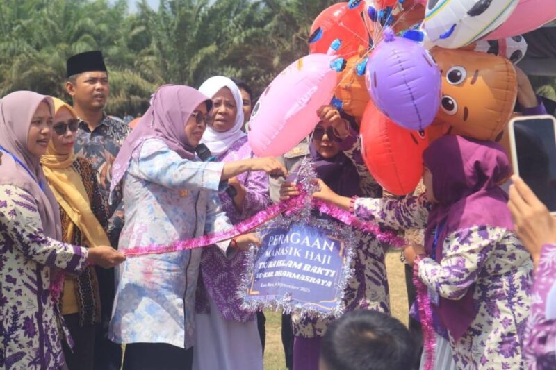 Wakil Bupati Dharmasraya, Leli Arni membuka kegiatan Manasik Haji TK/RA Islam Bhakti se-Kabupaten Dharmasraya di Koto Baru, Kamis (4/9). (Foto: Pemkab Dharmasraya)