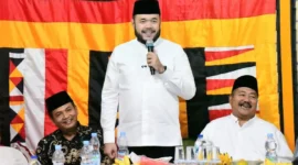 Wali Kota Padang, Fadly Amran menghadiri acara Peringatan Maulid Nabi Muhammad SAW yang digelar DPD PKDP Padang, di Masjid Nurul Huda Purus Baru, Kelurahan Ujung Gurun, Sabtu (20/9/2025) malam. (Foto: Prokopim Padang)