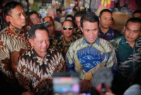 Mendagri Tito Karnavian bersama Mentan Andi Amran Sulaiman, Dirut Perum Bulog Ahmad Rizal Ramdhani saat meninjau GPM di Pasar Palembang Jaya Km 5, Sumatera Selatan, Jumat (5/9/2025). (Foto: Dok. Kementan)