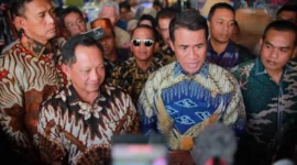 Mendagri Tito Karnavian bersama Mentan Andi Amran Sulaiman, Dirut Perum Bulog Ahmad Rizal Ramdhani saat meninjau GPM di Pasar Palembang Jaya Km 5, Sumatera Selatan, Jumat (5/9/2025). (Foto: Dok. Kementan)