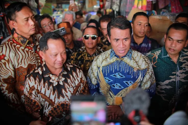 Mendagri Tito Karnavian bersama Mentan Andi Amran Sulaiman, Dirut Perum Bulog Ahmad Rizal Ramdhani saat meninjau GPM di Pasar Palembang Jaya Km 5, Sumatera Selatan, Jumat (5/9/2025). (Foto: Dok. Kementan)