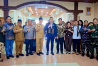 Bupati Pasbar, Yulianto mendampingi Gubernur Sumbar, Mahyeldi Ansharullah menyambut kedatangan Menko AHY dalam kunjungan kerja ke Sumbar, Selasa (30/9). (Foto: Diskominfo Pasbar)
