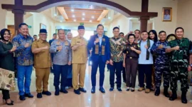 Bupati Pasbar, Yulianto mendampingi Gubernur Sumbar, Mahyeldi Ansharullah menyambut kedatangan Menko AHY dalam kunjungan kerja ke Sumbar, Selasa (30/9). (Foto: Diskominfo Pasbar)