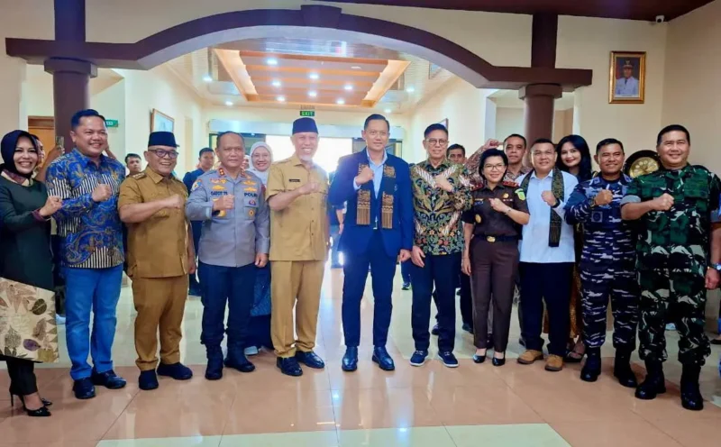Bupati Pasbar, Yulianto mendampingi Gubernur Sumbar, Mahyeldi Ansharullah menyambut kedatangan Menko AHY dalam kunjungan kerja ke Sumbar, Selasa (30/9). (Foto: Diskominfo Pasbar)