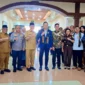 Bupati Pasbar, Yulianto mendampingi Gubernur Sumbar, Mahyeldi Ansharullah menyambut kedatangan Menko AHY dalam kunjungan kerja ke Sumbar, Selasa (30/9). (Foto: Diskominfo Pasbar)