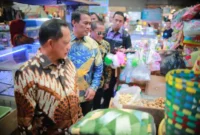 Menteri Pertanian Amran saat meninjau Gerakan Pangan Murah (GPM) di Pasar Palembang Jaya Km 5, Jumat (5/9/2025). (Foto: Dok. Kementan)