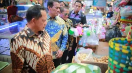 Menteri Pertanian Amran saat meninjau Gerakan Pangan Murah (GPM) di Pasar Palembang Jaya Km 5, Jumat (5/9/2025). (Foto: Dok. Kementan)