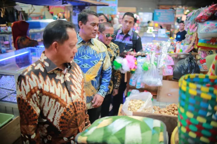 Menteri Pertanian Amran saat meninjau Gerakan Pangan Murah (GPM) di Pasar Palembang Jaya Km 5, Jumat (5/9/2025). (Foto: Dok. Kementan)
