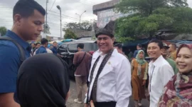Menteri Pertanian Amran Sulaiman dalam kunjungan kerjanya ke Pasar Lubuk Buaya, Selasa (16/9/2025). (Foto: Diskominfo Padang)