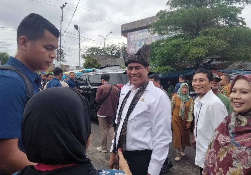 Menteri Pertanian Amran Sulaiman dalam kunjungan kerjanya ke Pasar Lubuk Buaya, Selasa (16/9/2025). (Foto: Diskominfo Padang)