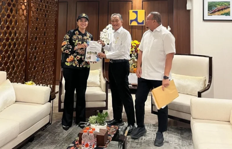 Bupati Dharmasraya, Annisa Suci Ramadhani bersama Anggota DPR RI Fraksi Gerindra, Andre Rosiade menemui Menteri PU Dody Hanggodo di Jakarta, Selasa (2/9/2025). (Foto: Pemkab Dharmasraya)
