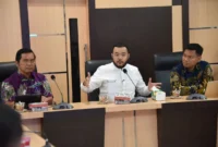 Wali Kota Padang Fadly Amran memberikan arahan saat Monev penerapan KTR di Ruang Rapat Kantor BPKAD Padang, Jumat (19/9/2025). (Foto: FB Diskominfo Padang)