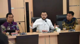 Wali Kota Padang Fadly Amran memberikan arahan saat Monev penerapan KTR di Ruang Rapat Kantor BPKAD Padang, Jumat (19/9/2025). (Foto: FB Diskominfo Padang)
