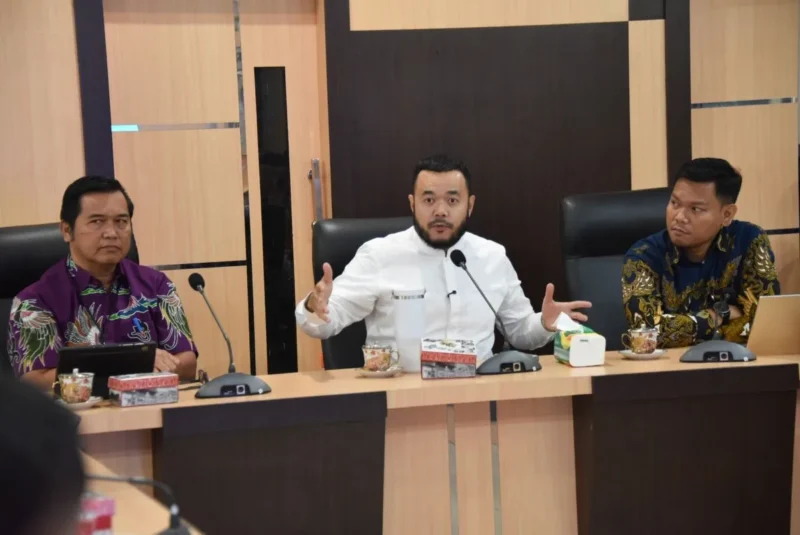 Wali Kota Padang Fadly Amran memberikan arahan saat Monev penerapan KTR di Ruang Rapat Kantor BPKAD Padang, Jumat (19/9/2025). (Foto: FB Diskominfo Padang)