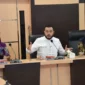 Wali Kota Padang Fadly Amran memberikan arahan saat Monev penerapan KTR di Ruang Rapat Kantor BPKAD Padang, Jumat (19/9/2025). (Foto: FB Diskominfo Padang)