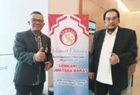 Ketua Panitia Musprov Lemkari Sumbar ke-7, Agusmardi (kanan) bersama Ketua Dewan Penasehat PB Lemkari, Leonardy Harmainy. (Foto: Dok. AG)