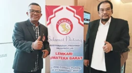 Ketua Panitia Musprov Lemkari Sumbar ke-7, Agusmardi (kanan) bersama Ketua Dewan Penasehat PB Lemkari, Leonardy Harmainy. (Foto: Dok. AG)