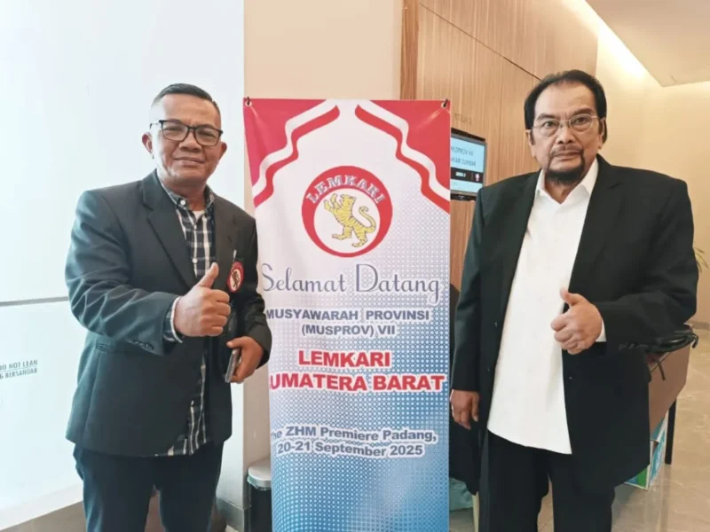 Ketua Panitia Musprov Lemkari Sumbar ke-7, Agusmardi (kanan) bersama Ketua Dewan Penasehat PB Lemkari, Leonardy Harmainy. (Foto: Dok. AG)