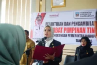 Bupati Dharmasraya, Annisa Suci Ramadhani melantik dan mengambil sumpah sembilan pejabat pimpinan tinggi pratama di lingkungan Pemkab Dharmasraya, Senin (22/9/2025). (Foto: Pemkab Dharmasraya)