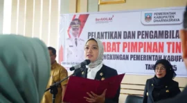 Bupati Dharmasraya, Annisa Suci Ramadhani melantik dan mengambil sumpah sembilan pejabat pimpinan tinggi pratama di lingkungan Pemkab Dharmasraya, Senin (22/9/2025). (Foto: Pemkab Dharmasraya)