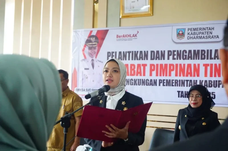 Bupati Dharmasraya, Annisa Suci Ramadhani melantik dan mengambil sumpah sembilan pejabat pimpinan tinggi pratama di lingkungan Pemkab Dharmasraya, Senin (22/9/2025). (Foto: Pemkab Dharmasraya)