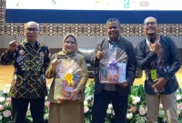 Kepala Dinas Perpustakaan dan Kearsipan Kota Padang, dr. Feri Mulyani Hamid menghadiri kuliah umum “Ngaji Literasi dan Semesta Buku” di Auditorium UNP, Selasa (16/9/2025),