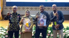 Kepala Dinas Perpustakaan dan Kearsipan Kota Padang, dr. Feri Mulyani Hamid menghadiri kuliah umum “Ngaji Literasi dan Semesta Buku” di Auditorium UNP, Selasa (16/9/2025),