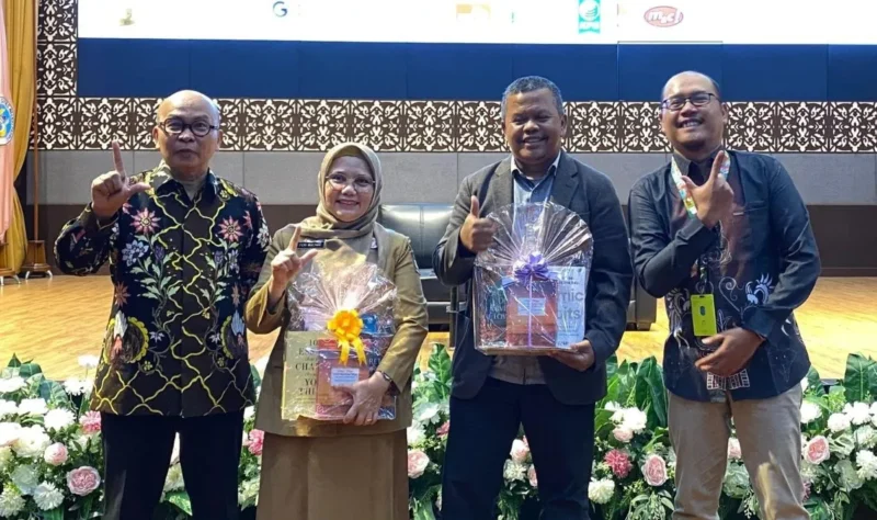 Kepala Dinas Perpustakaan dan Kearsipan Kota Padang, dr. Feri Mulyani Hamid menghadiri kuliah umum “Ngaji Literasi dan Semesta Buku” di Auditorium UNP, Selasa (16/9/2025),